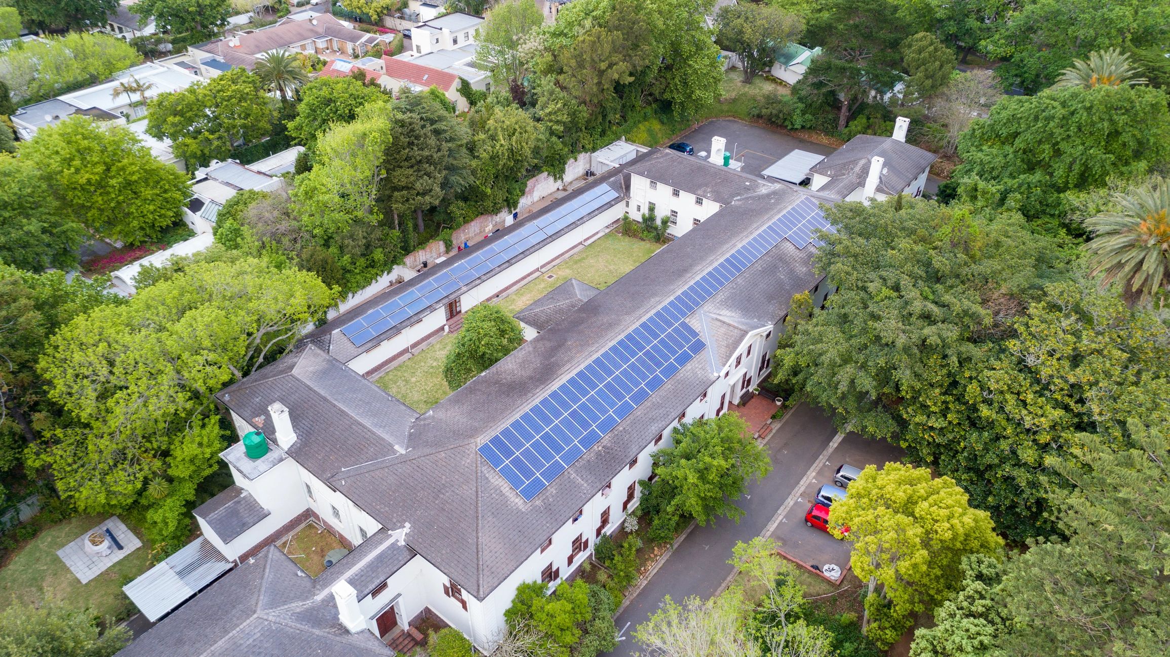 Techo con paneles solares instalados