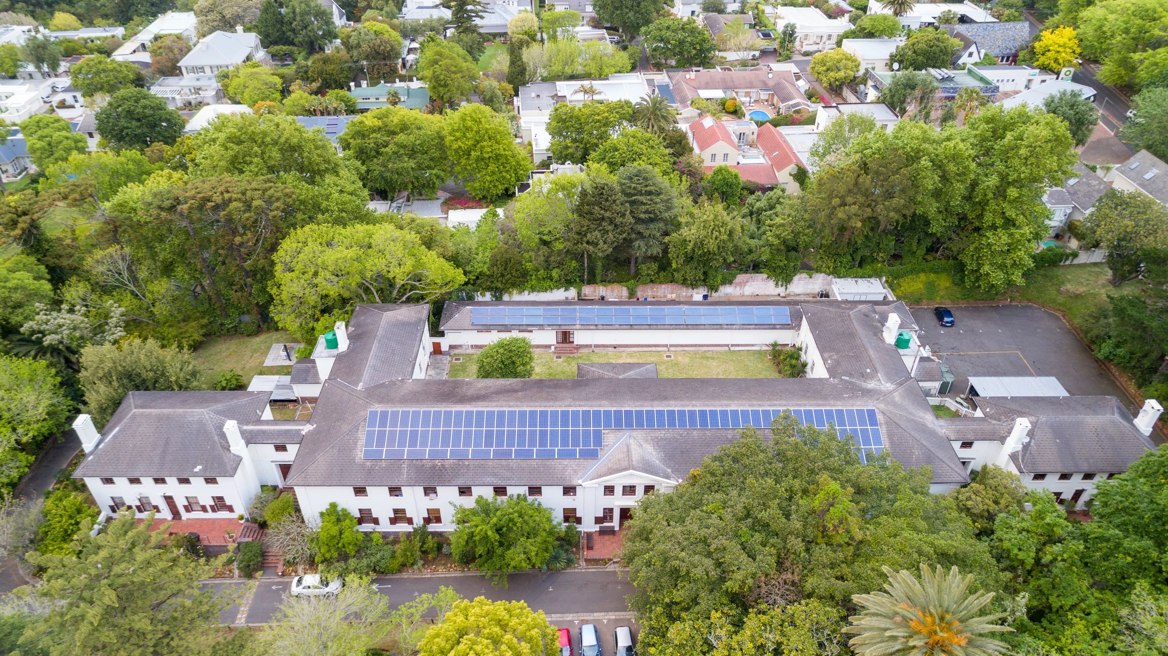 Edificio comercial con paneles solares