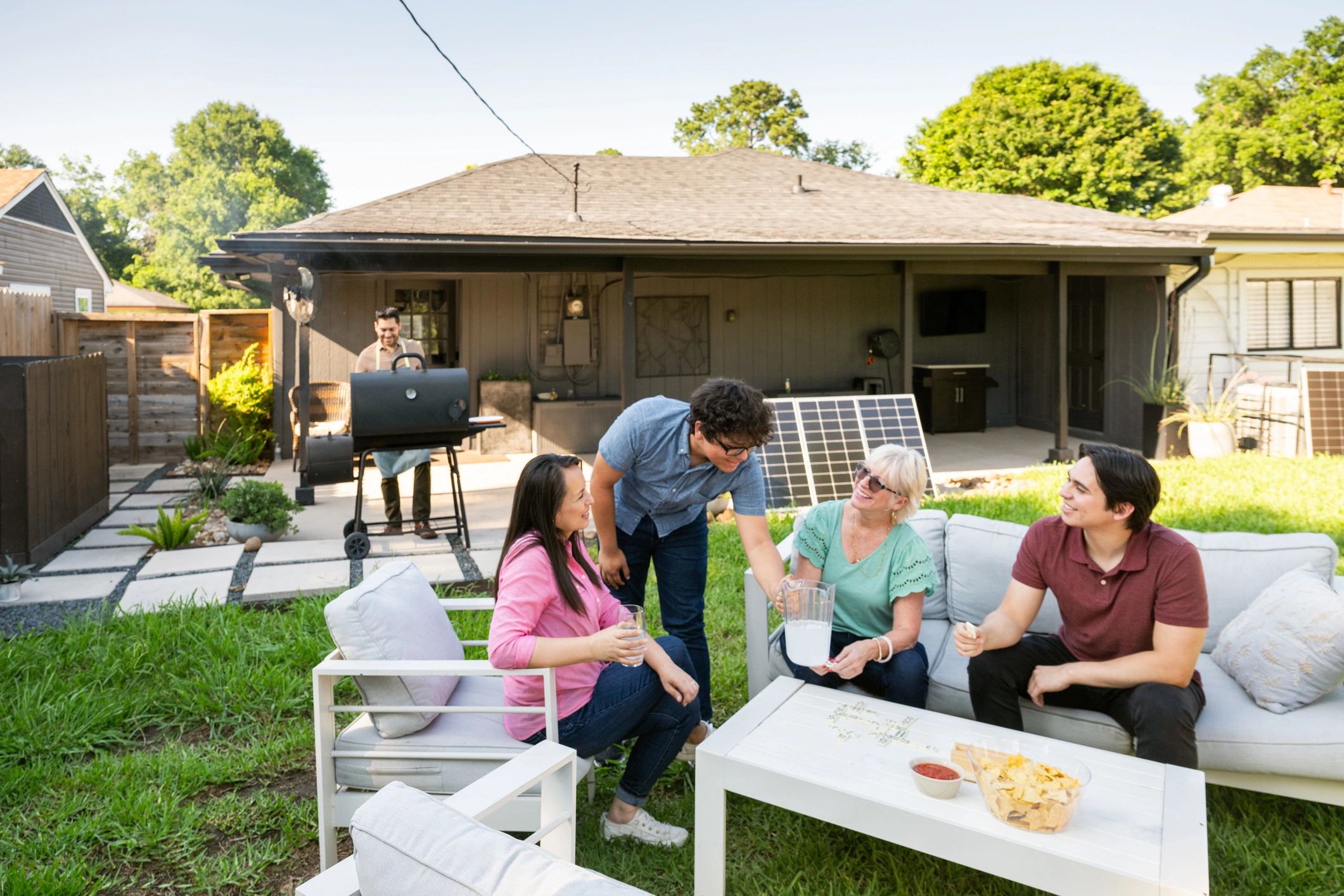Cliente satisfecho con instalación solar residencial