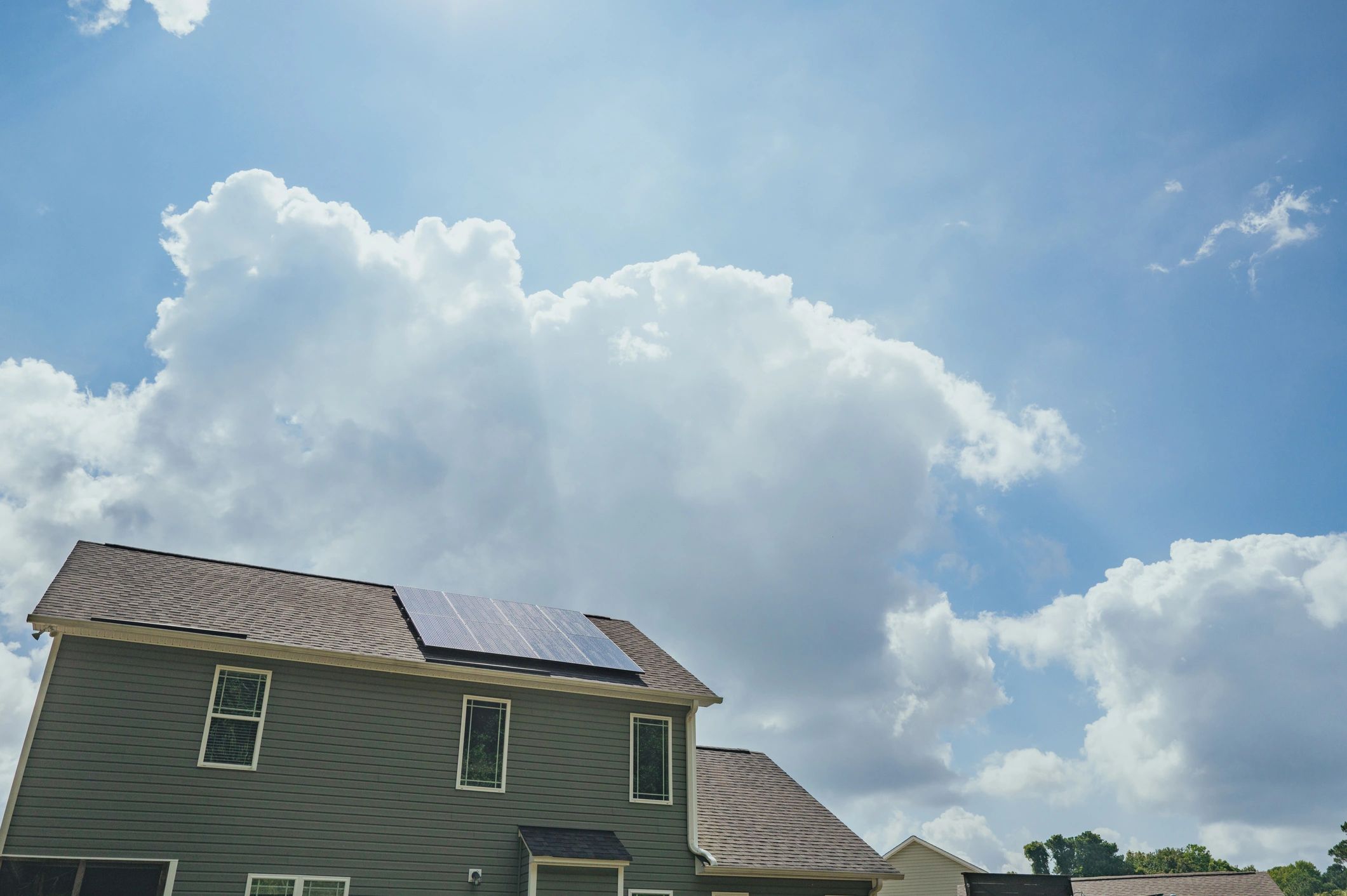 Casa con sistema solar y respaldo energético
