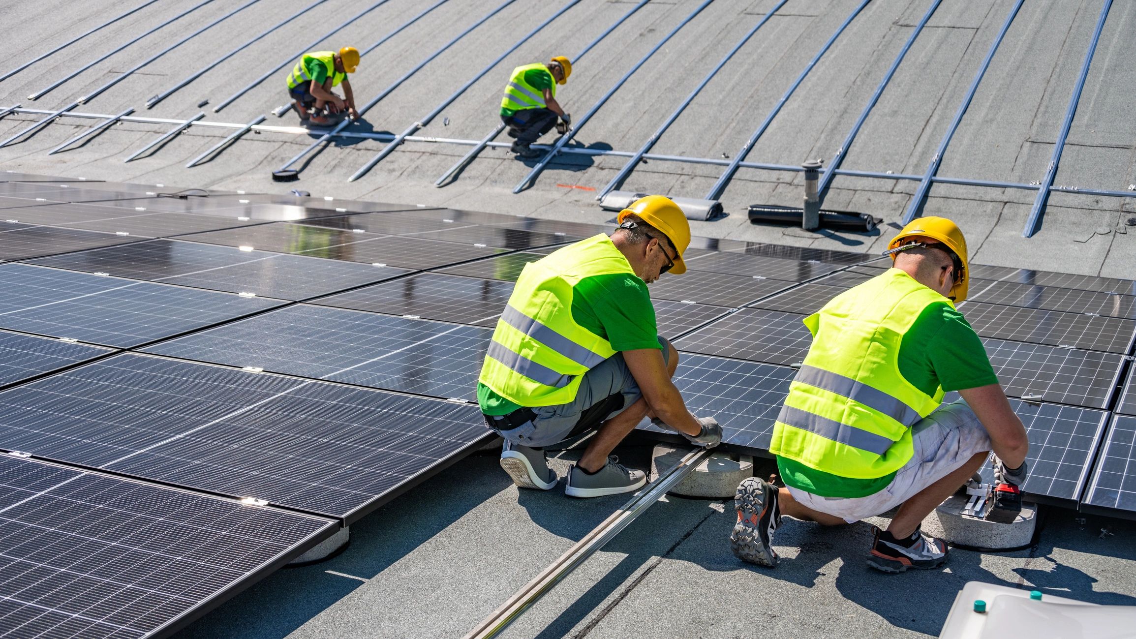Equipo montando sistema solar en techo